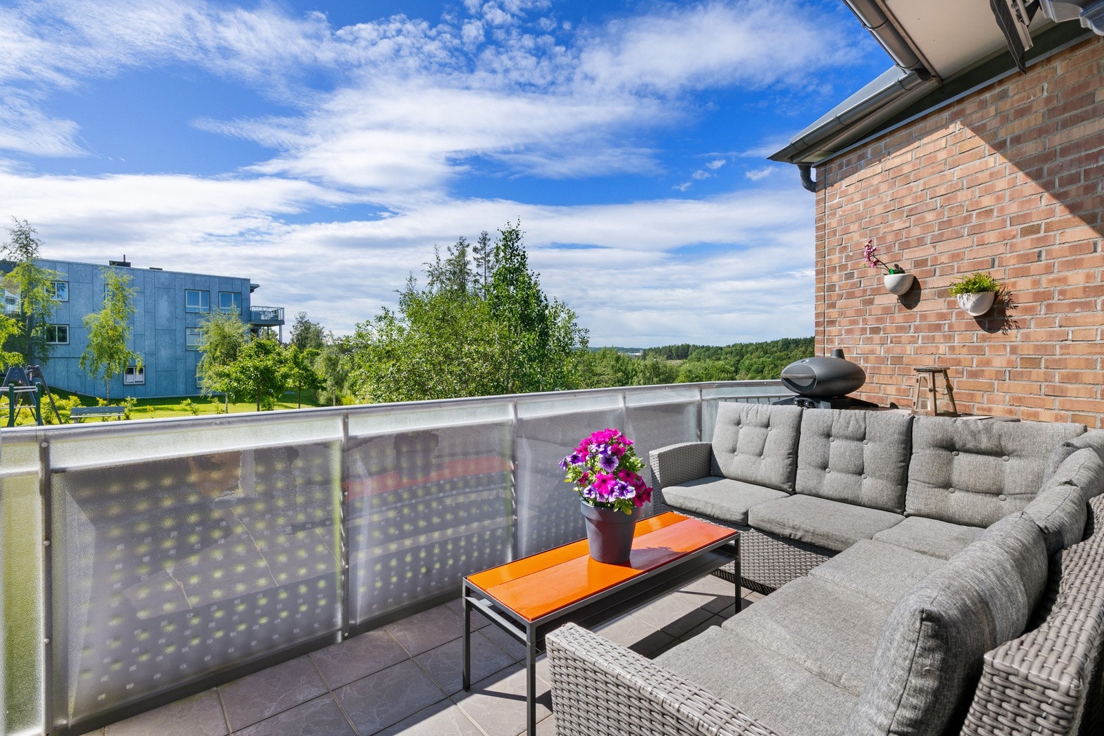 Luftig og solrik balkong på 10 m² Galleribilde