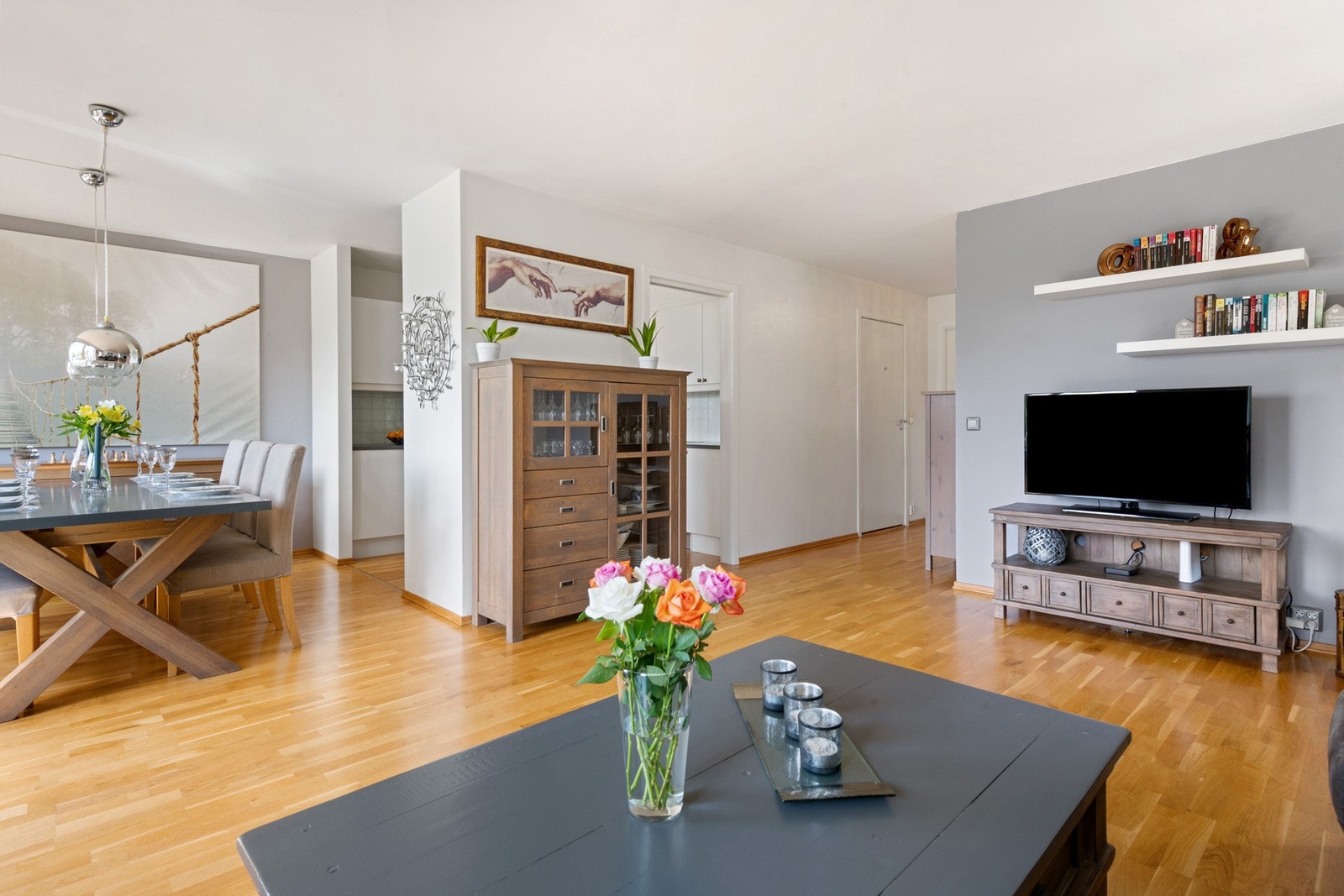 På gulvet er det lagt 3-stavs parkett. Galleribilde