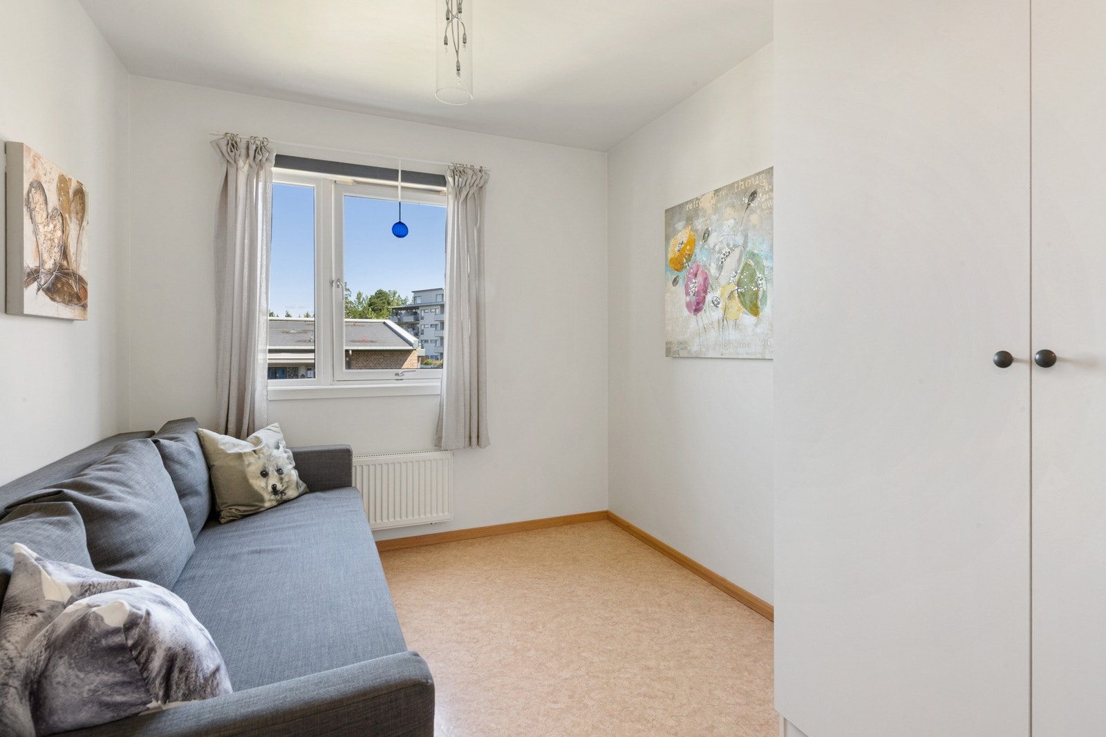 Soverom 2 har også garderobeskap. Galleribilde