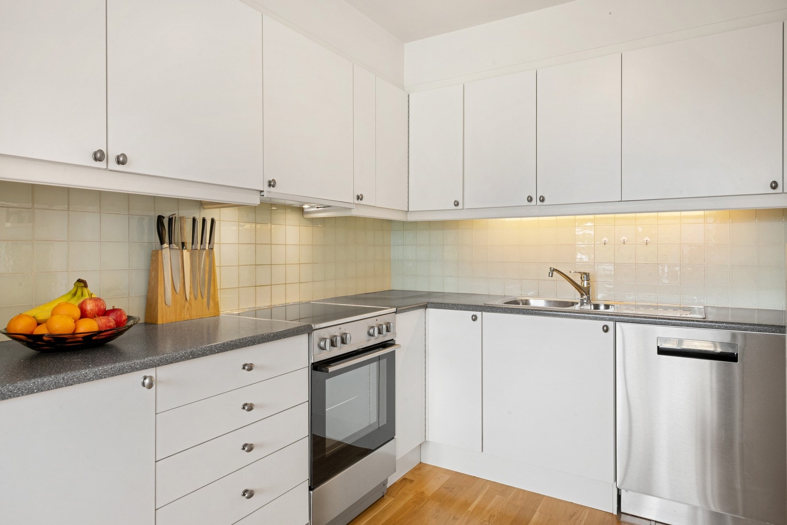 Kjøkkenet har god benke- og skapplass. Galleribilde