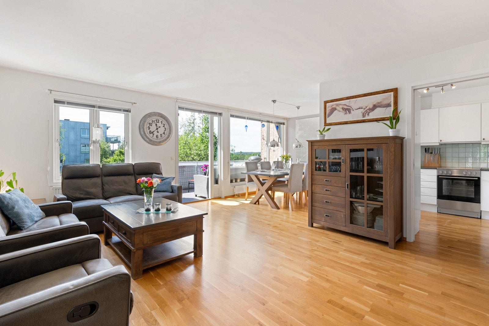 Velkommen til Liakollveien 28C. En tiltalende og velholdt 3-roms endeleilighet fra 2003 med balkong og garasjeplass m/elbil lader. Stor stue med halvåpen kjøkkenløsning. Galleribilde