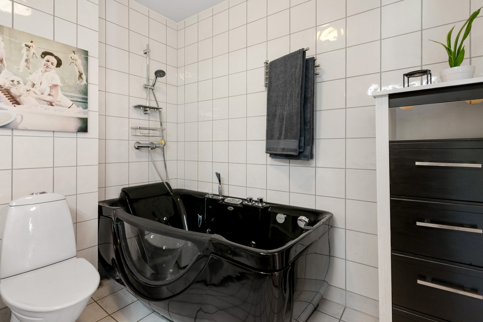 Boblebadekar og baderomsinnredning montert i 2021. Galleribilde