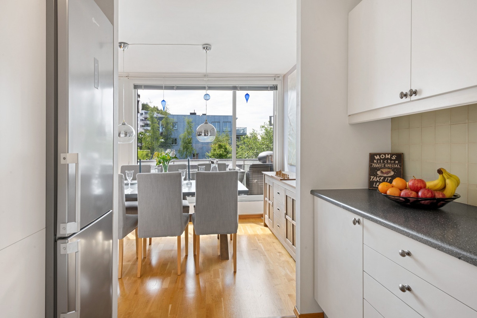 Kjøkkenet i delvis åpen løsning. Galleribilde