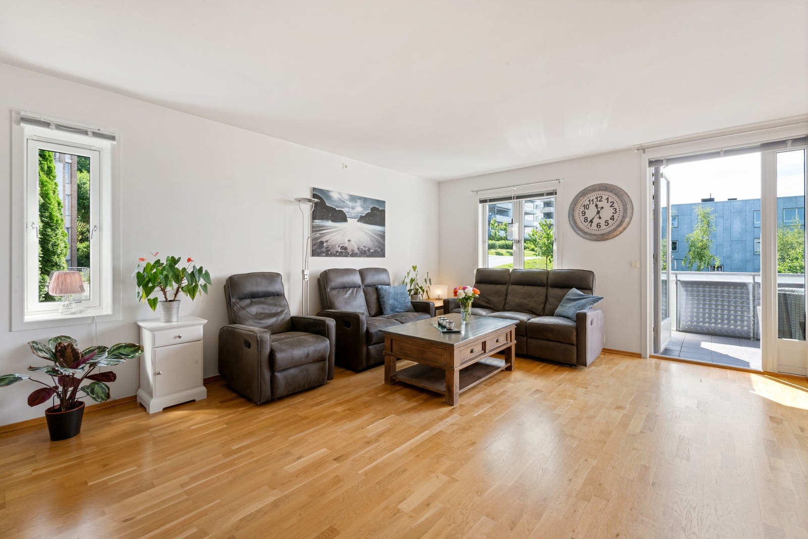 Romslig stue med god plass for ulik møblering og møblement. Galleribilde