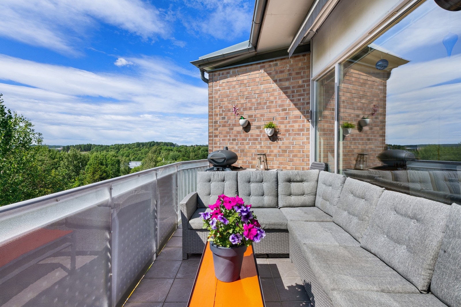 Balkongen har god plass til utemøblement Galleribilde