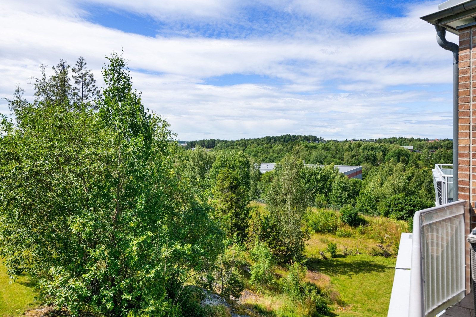 Balkongen er sydvendt og solrik. Galleribilde