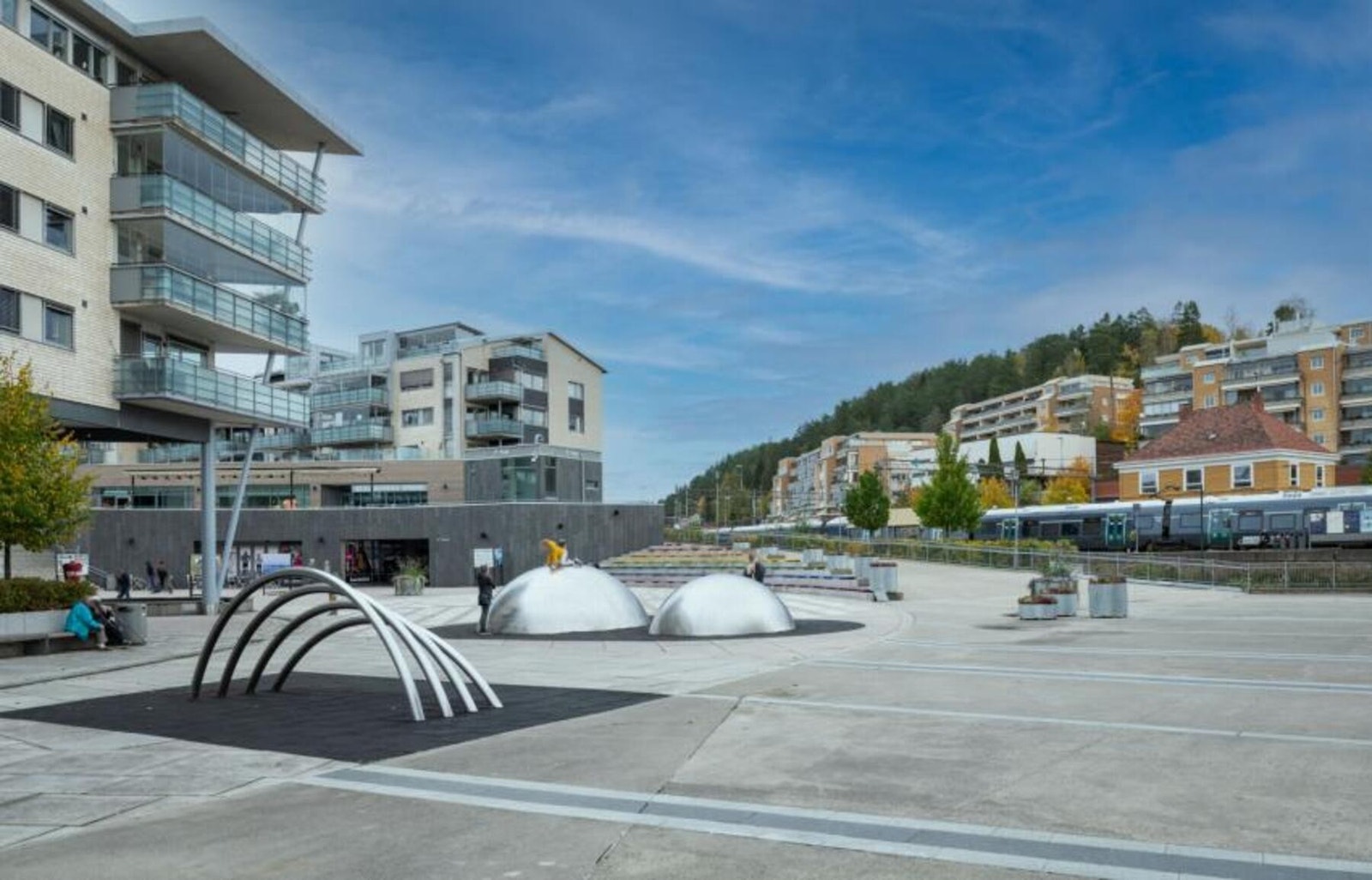 Kolbotn Torg med ca 60 butikker og en rekke servicefunksjoner.Her finner man kaféer og restauranter og ikke minst kulturhuset Kolben, som arrangerer konserter og teateroppsetninger. Her er det også kino, bibliotek, kulturskole samt selskapslokaler. Galleribilde