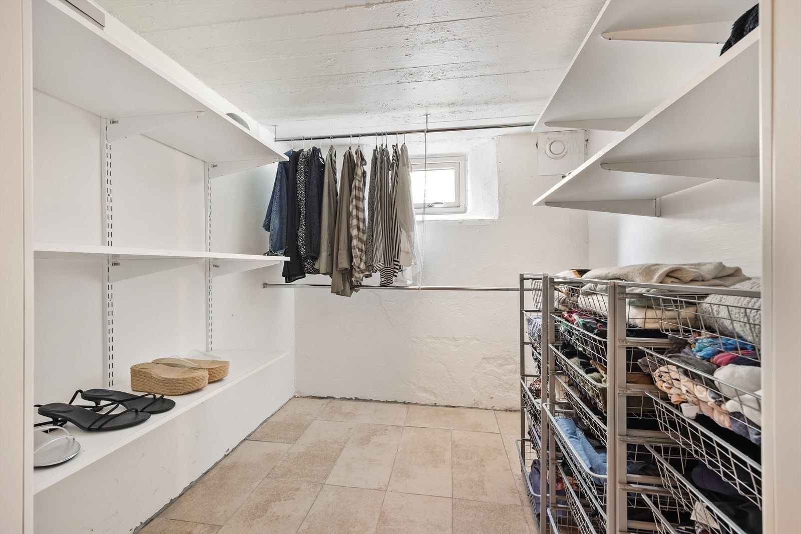 Bod i kjelleren som er innredet som garderobe. Galleribilde