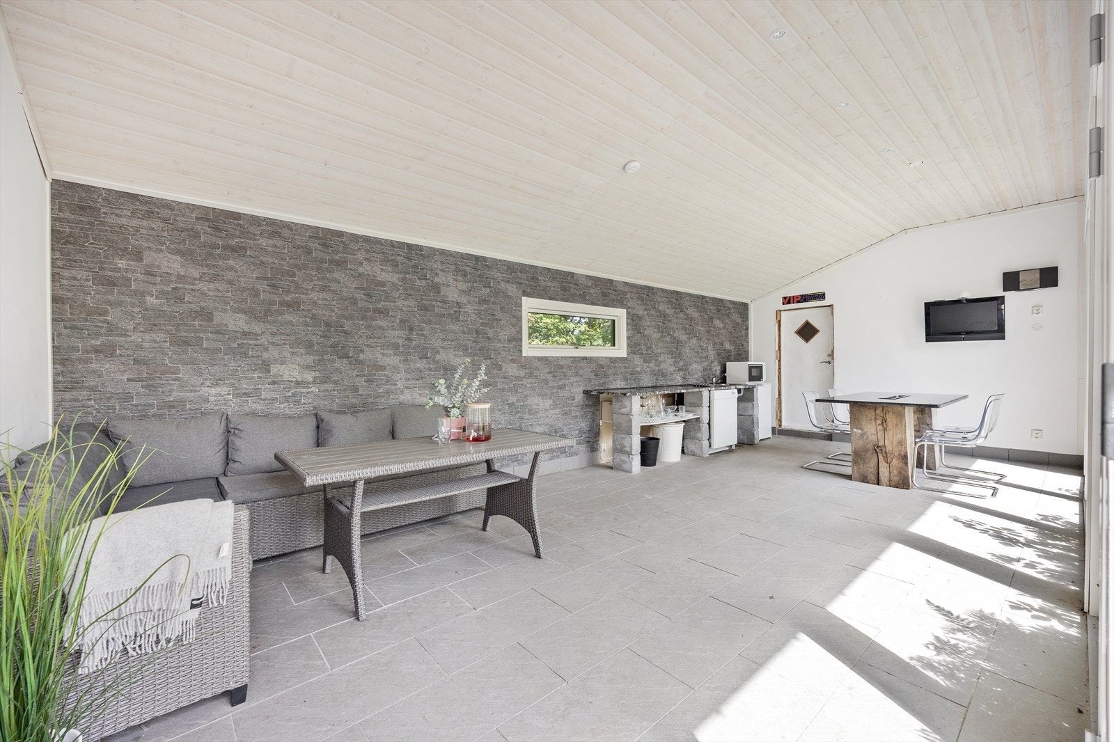 Boligen har en flott sommerstue som ligger inntil garasjen. Galleribilde