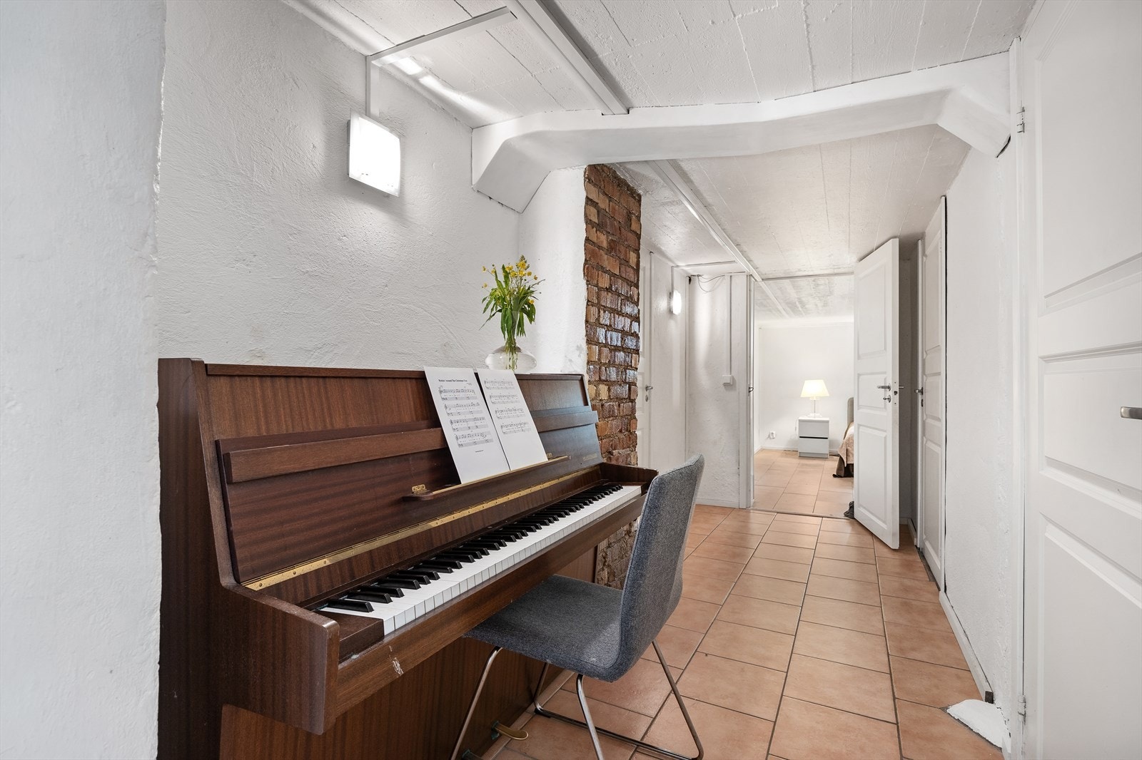 Gang i kjelleren. Galleribilde