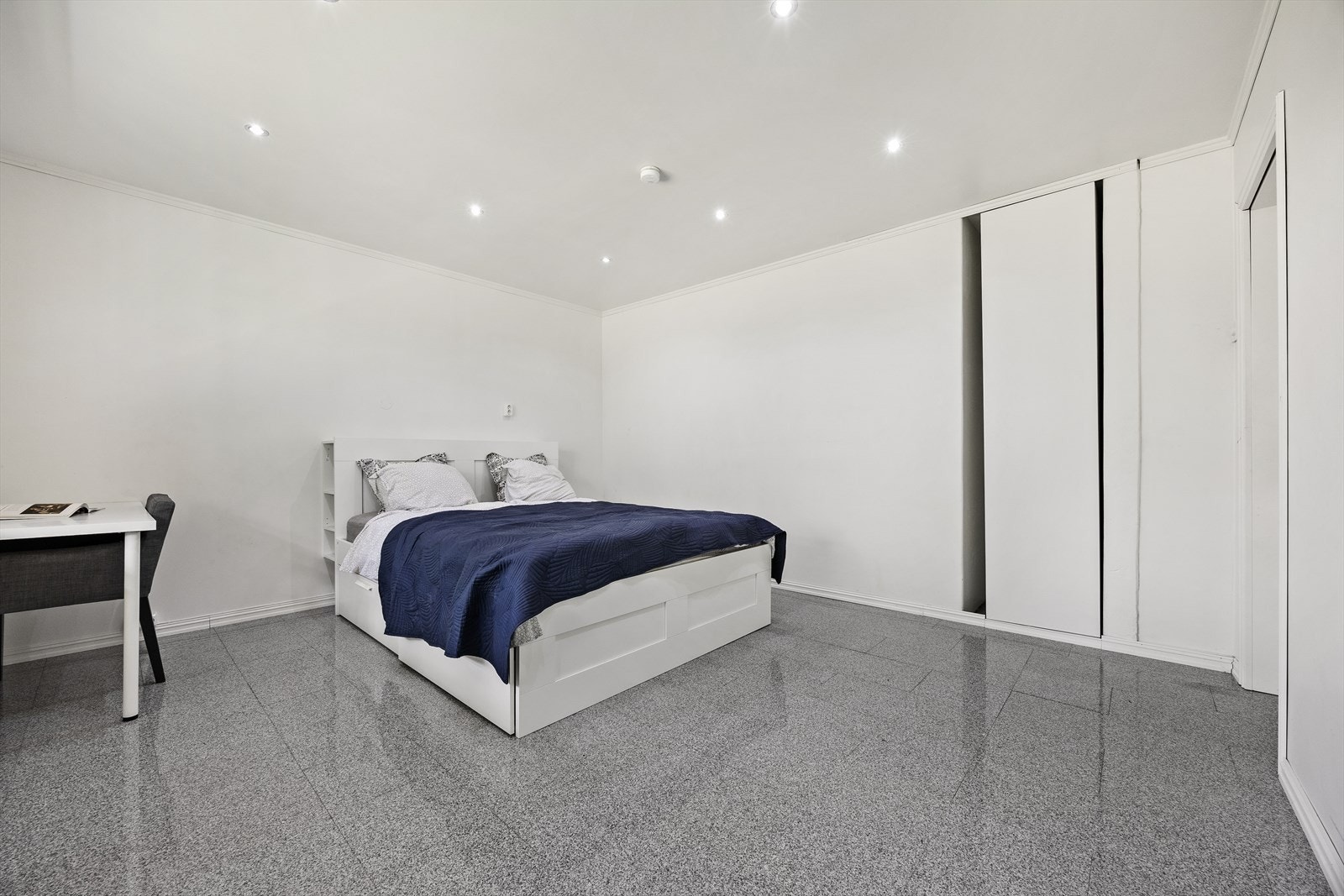 Det er montert spotter i taket. Galleribilde