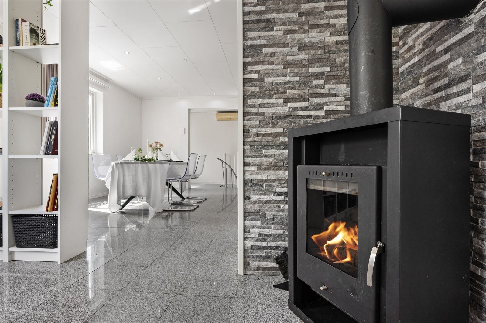 Peisovn i stua som skaper en lun og god stemning på sene høst- og vinterkvelder. Galleribilde