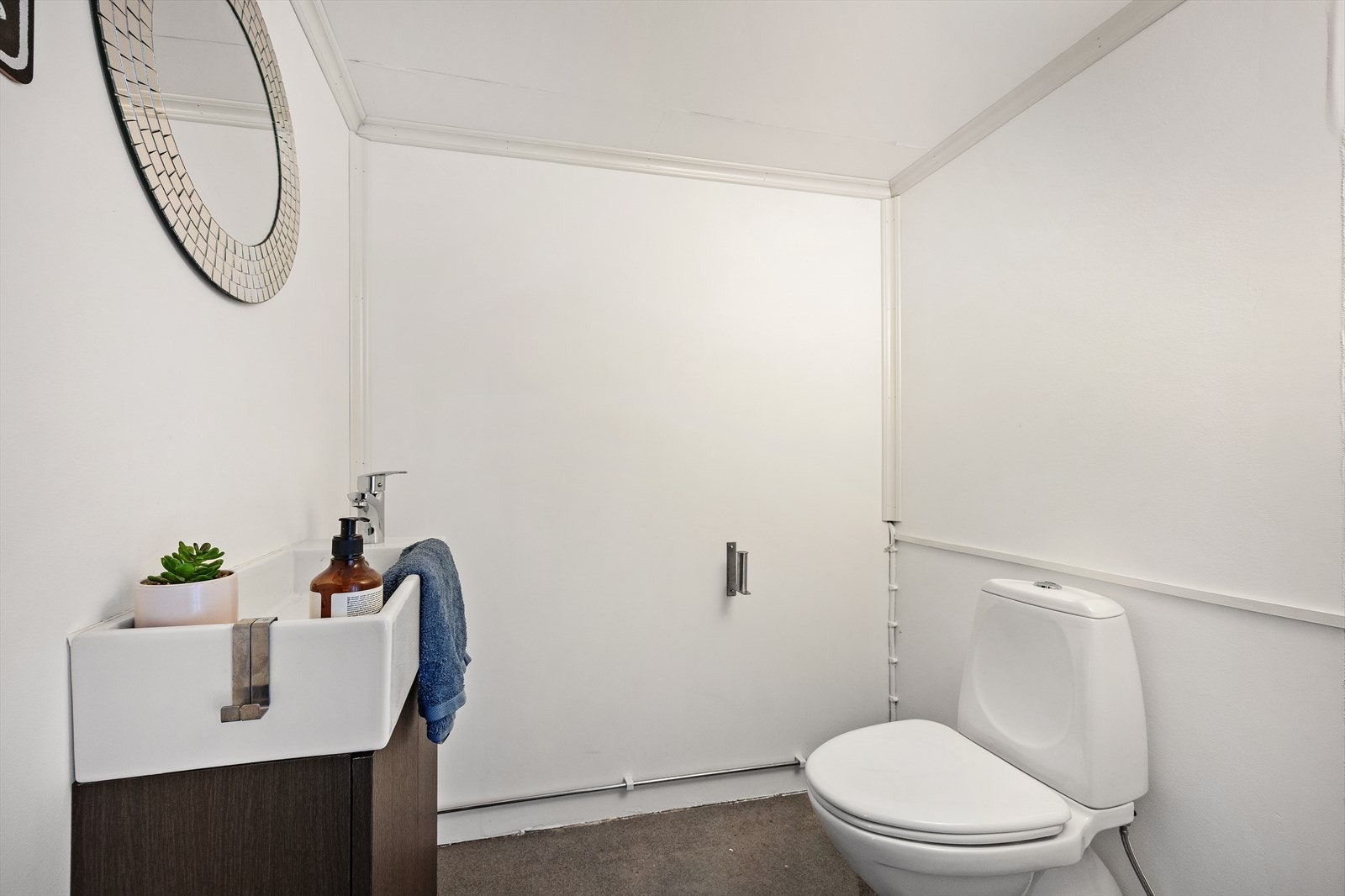 Det er satt inn et toalettrom mellom sommerstua og garasjen. Galleribilde