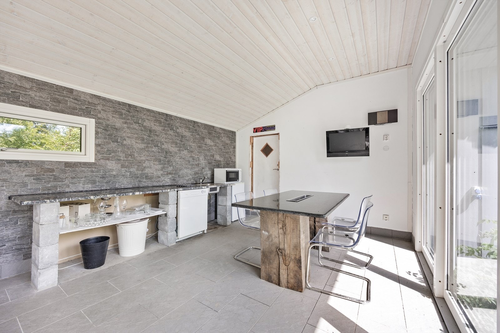 Store vindusflater slipper inn godt med lys og gir enkel tilgang til hagen. Galleribilde