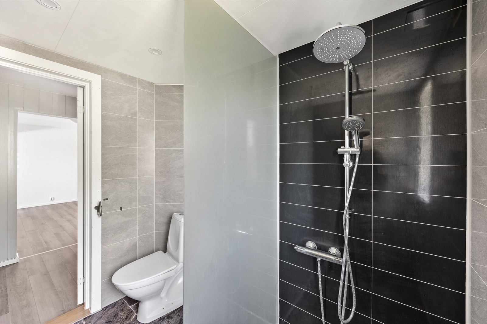 Baderomsinnredningen består av dusjhjørne, servant og toalett samt opplegg til vaskemaskin. Galleribilde