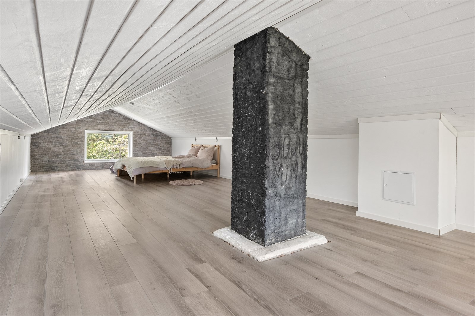 Loftet har for lav takhøyde til å bli godkjent til varig opphold, men er i dag innredet som soverom. Galleribilde