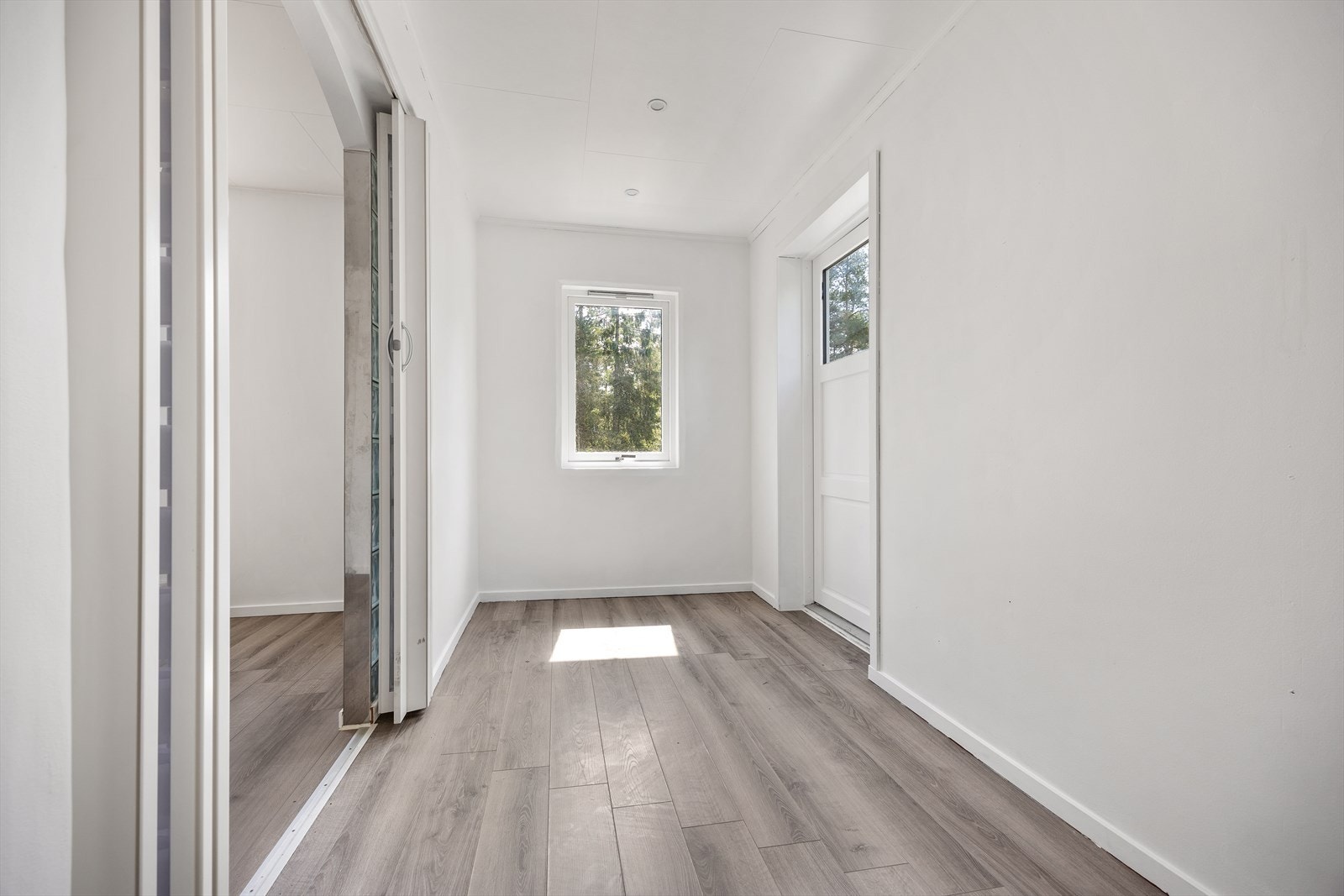 Entréen er av god størrelse med god plass til garderobeløsning der du kan henge fra deg yttertøy og sko. Galleribilde