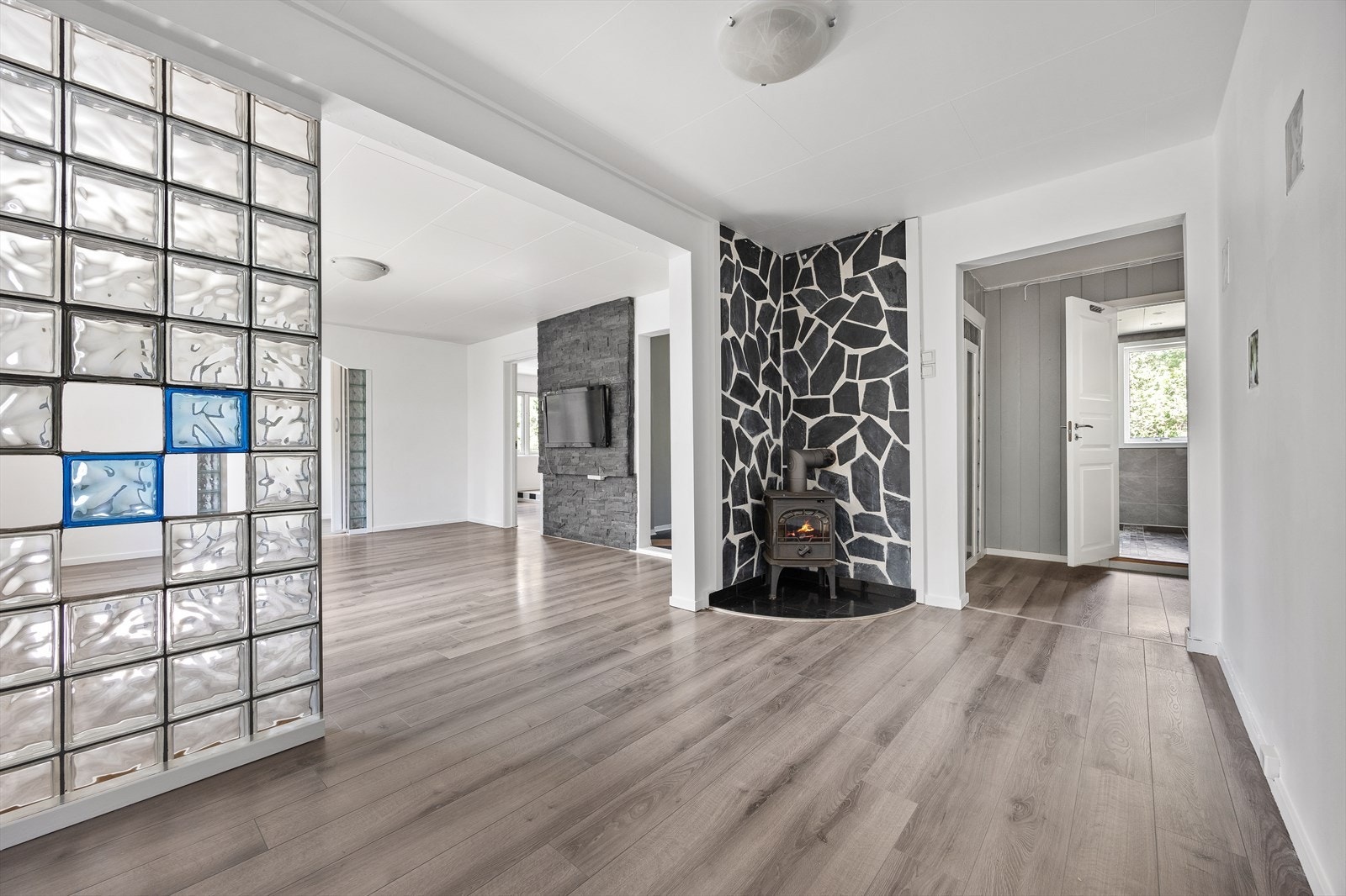 Det er montert peisovn i 2. etasjen som gir god varme. Galleribilde