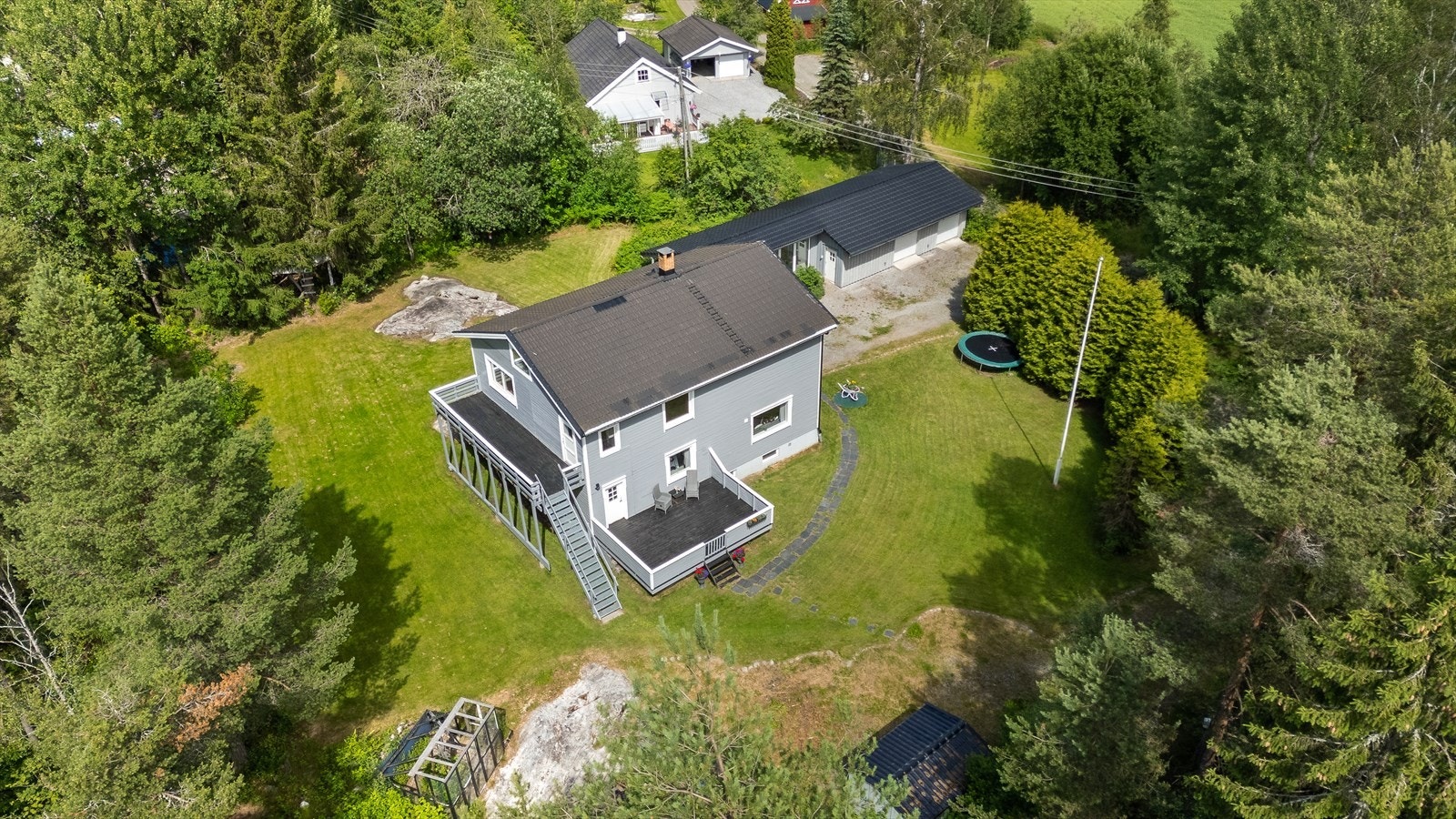 Eiendommen har en fint opparbeidet tomt og ligger skjermet til. Galleribilde