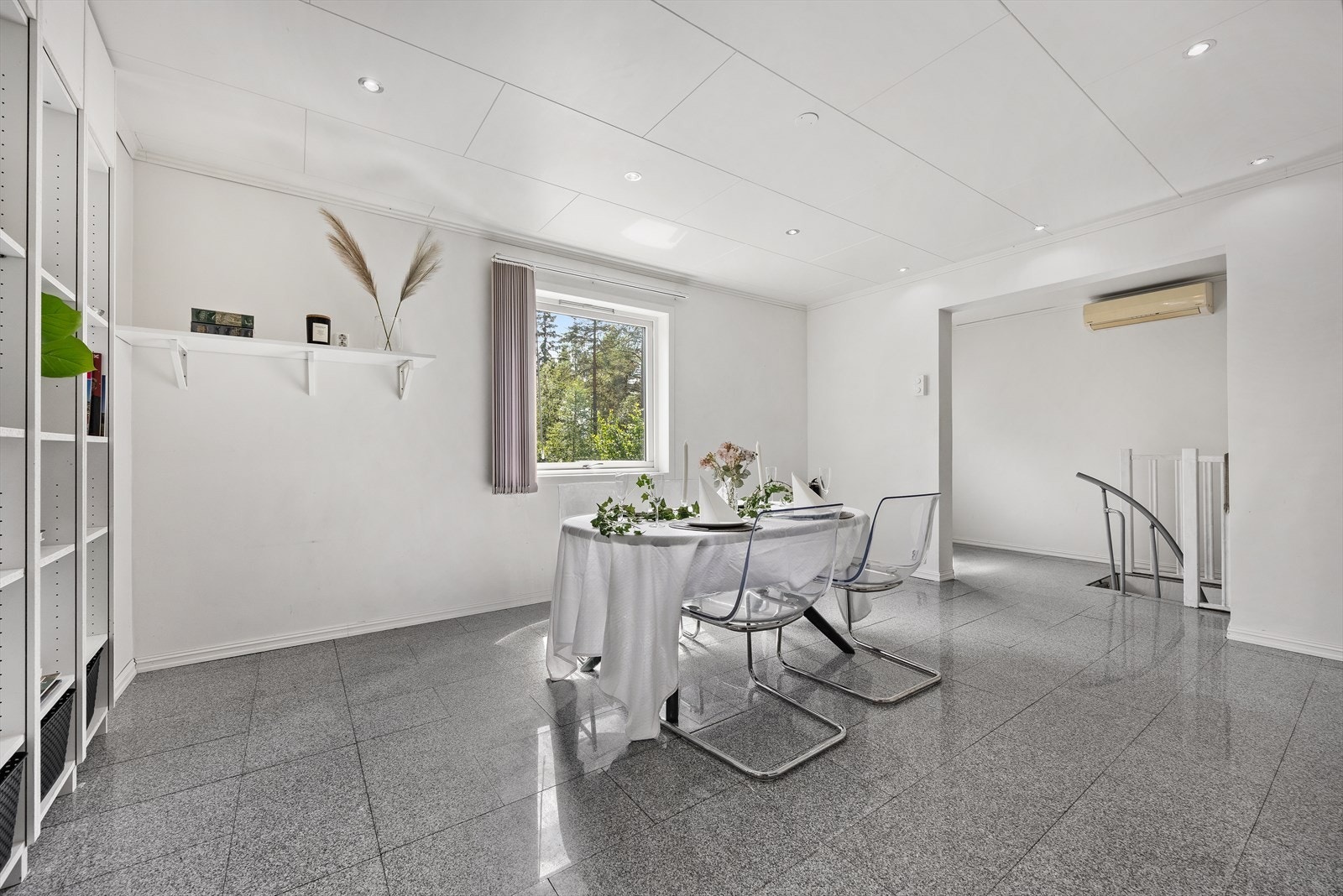 Spisestuen er av god størrelse med god plass til å underholde gjester. Det er montert varmepumpe. Galleribilde