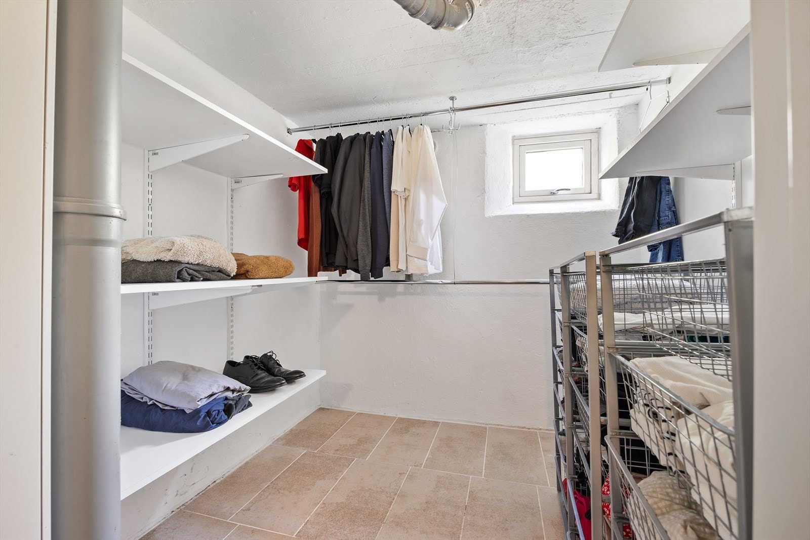 Bod nr. 2 innredet som garderobe. Galleribilde