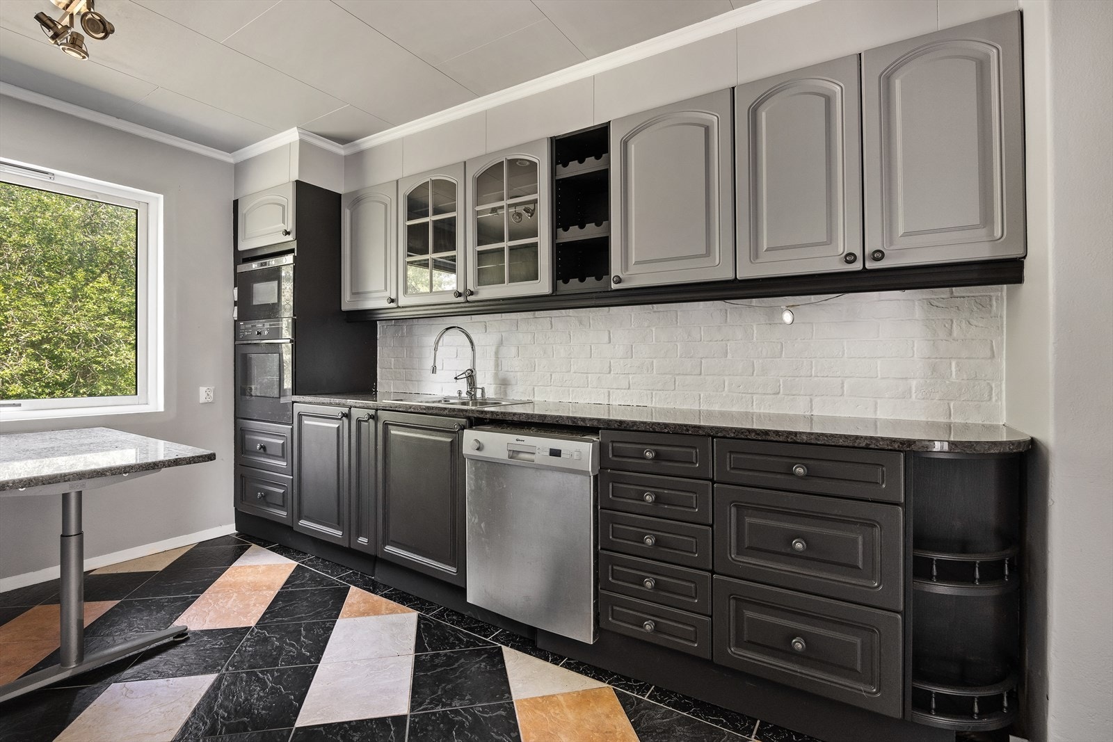 Det er integrerte hvitevarer som komfyr, mikrobølgeovn og platetopp. frittstående kjøl/frys og oppvaskmaskin. Galleribilde