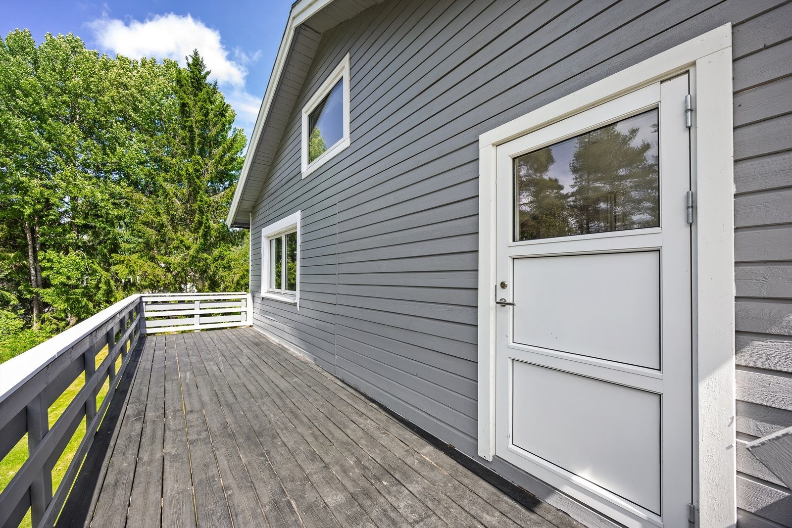 2. etasjen har egen inngang og en god balkong som kan innredes med grill og utemøblement. Galleribilde