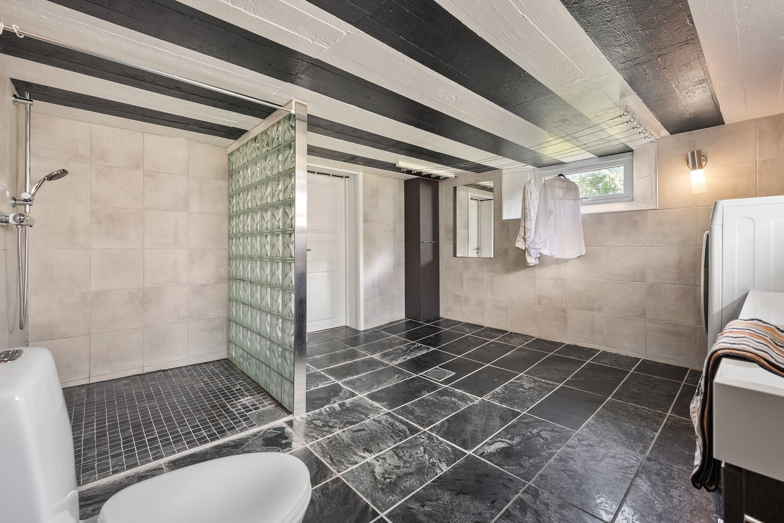 Badet i kjelleren er av veldig god størrelse med fliser på gulv og vegger samt gulvvarme. Galleribilde