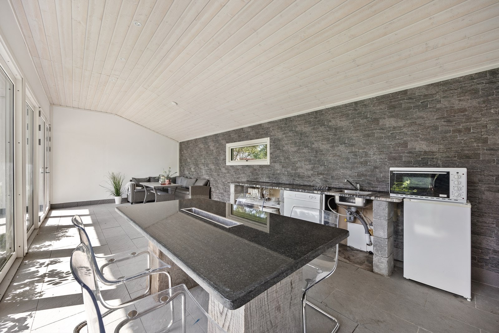 Sommerstuen er av svært god størrelse og er en ideell plass til å ha selskaper. Galleribilde