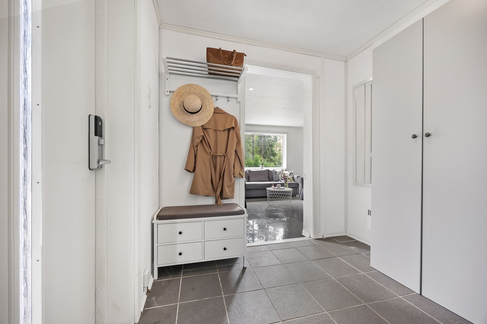 Velkommen inn! Entréen er av god størrelse med god plass til å henge fra seg yttertøy og sko.
Gulvvarme. Galleribilde