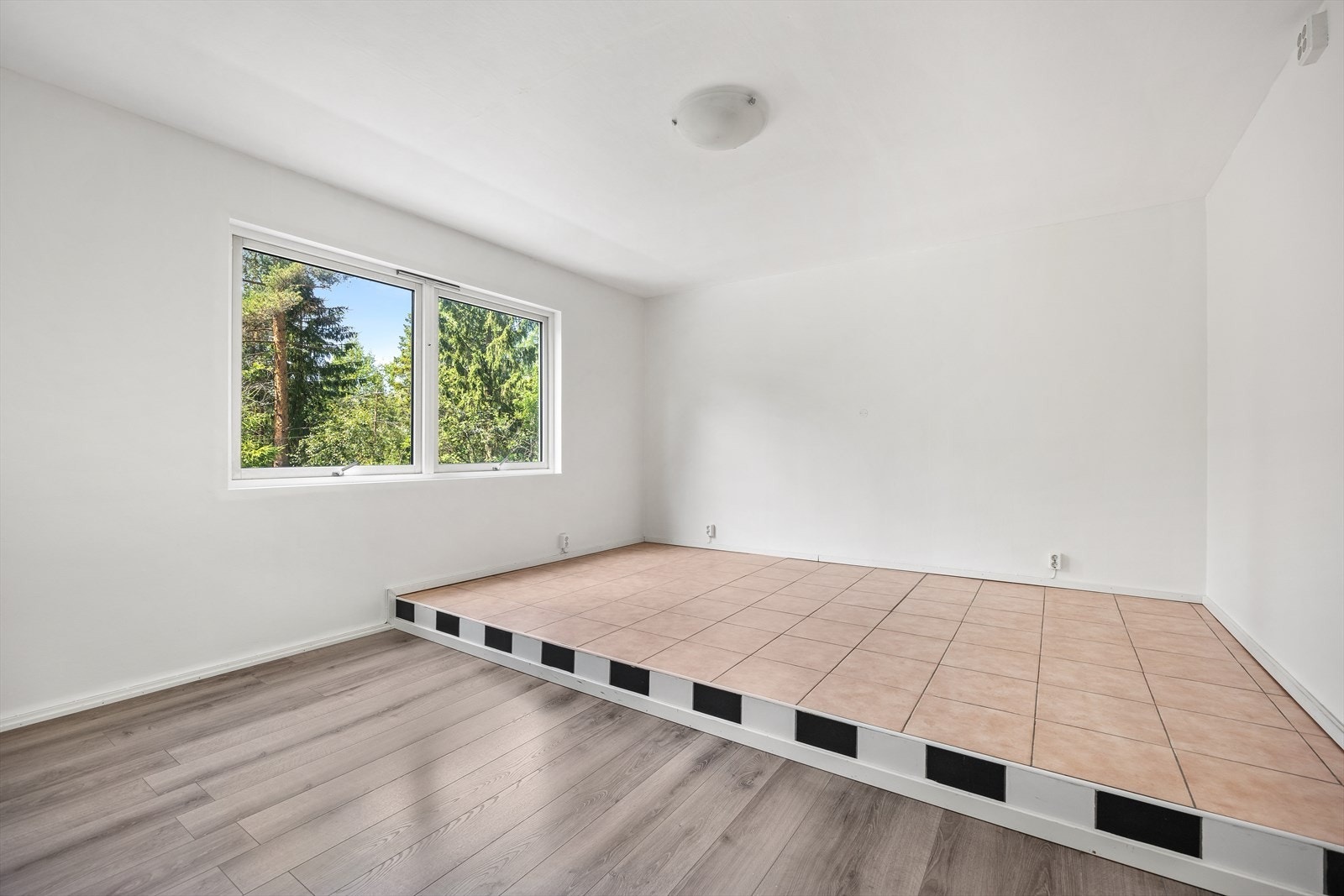 Det er 2 soverom i 2. etasjen. Soverom 1 er romslig med god plass til seng, garderobeløsning og kontorplass. Galleribilde