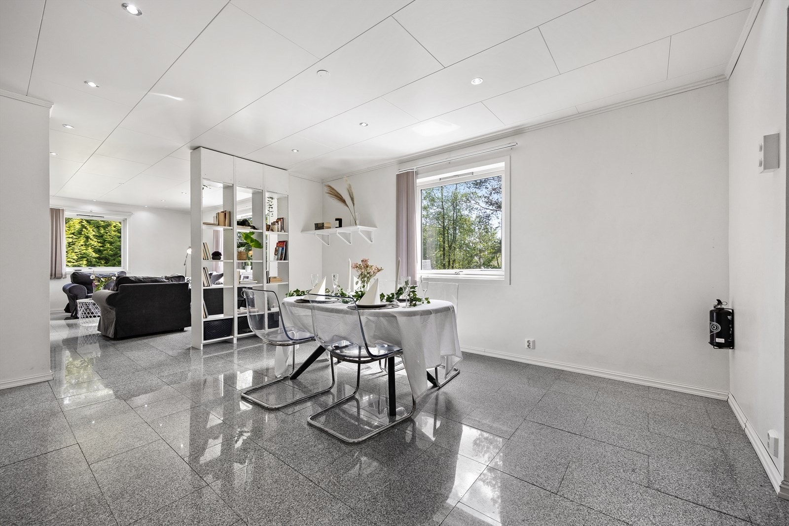 Boligen har en fin og åpen planløsning med store vinduer som slipper inn rikelig med naturlig lys. Galleribilde