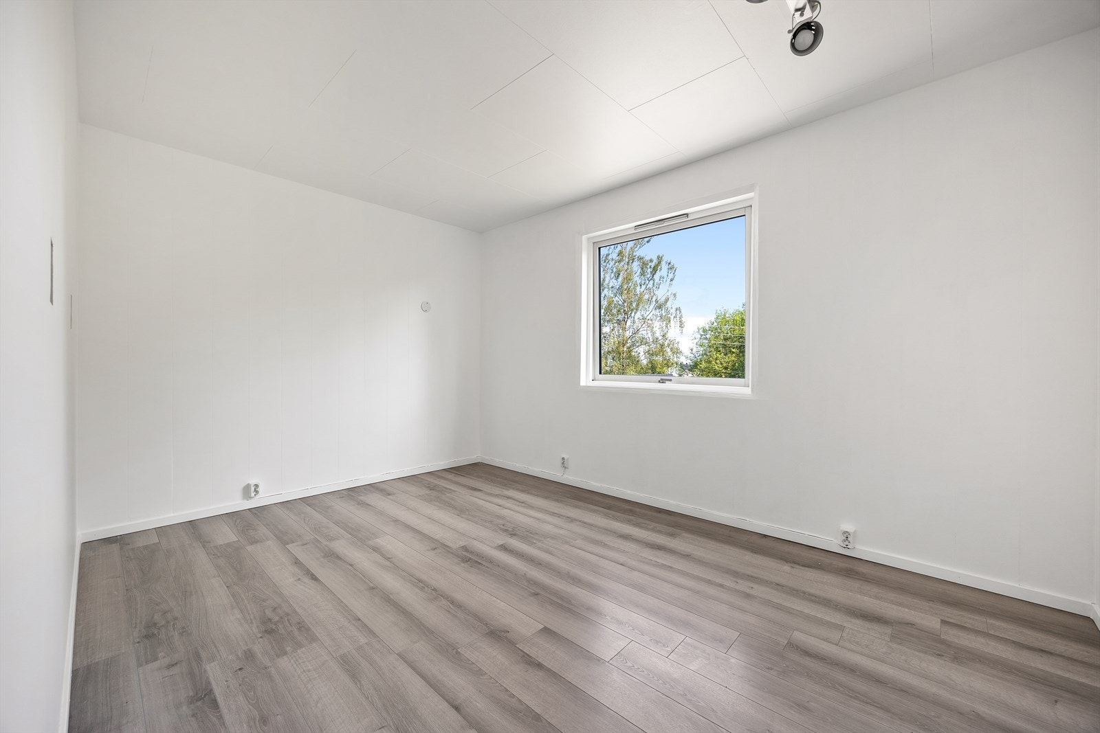 Soverom 2 er av god størrelse med god plass til seng med tilhørende nattbord og garderobeløsning. Galleribilde