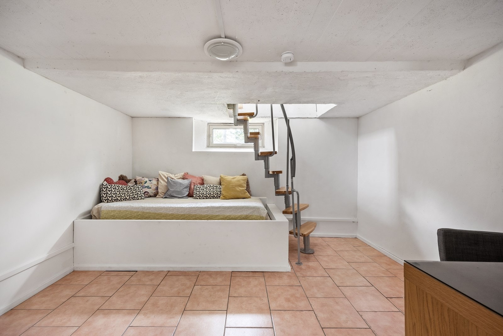 Boligen har en romslig kjeller med disponible rom og bad. Galleribilde