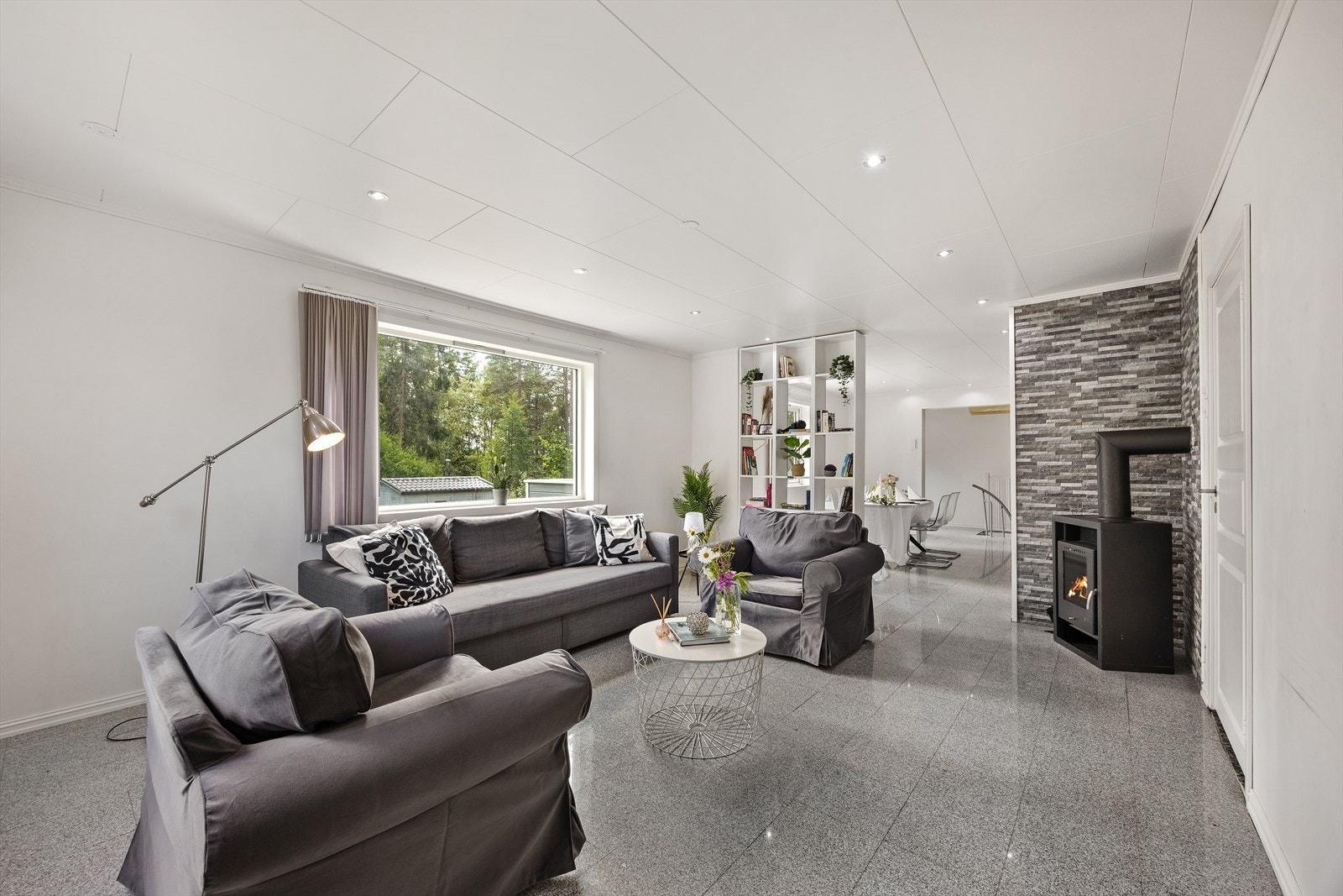 Stuens gode størrelse gir god plass til sofagruppe og TV-møblement. Galleribilde