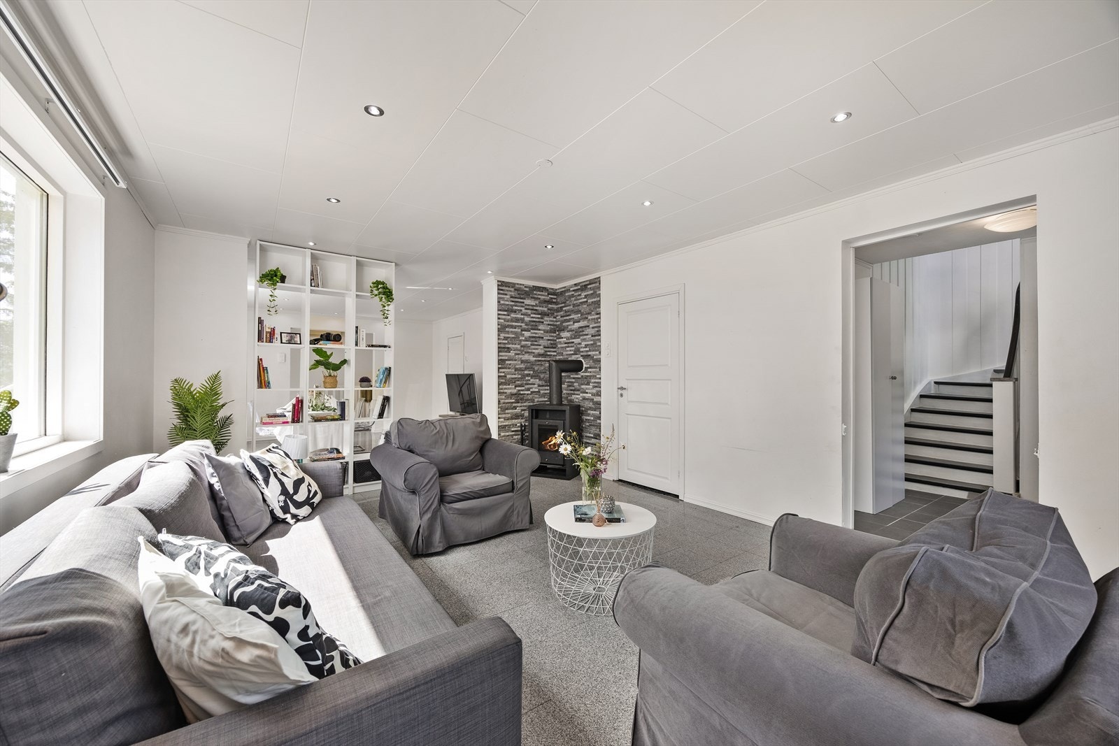 Boligens stue er av god størrelse med spotter montert i taket og fliser på gulvet. Galleribilde