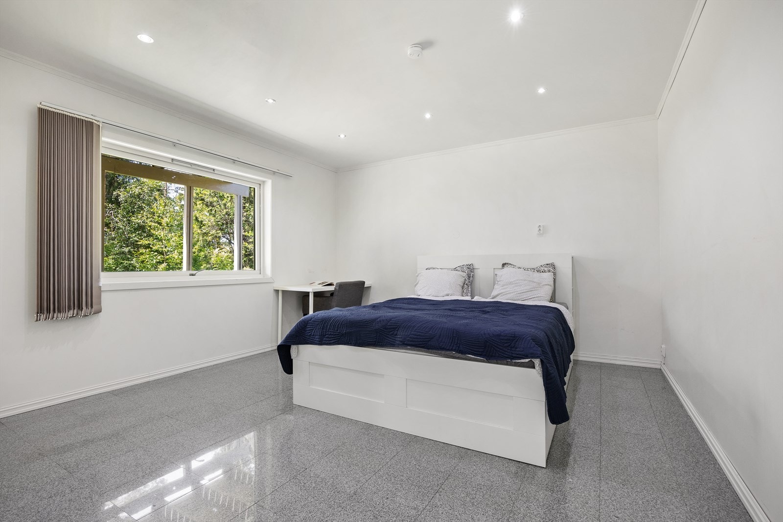 Boligen har 3 godkjente soverom. Soverom 1 er av svært god størrelse med god plass til dobbeltseng med tilhørende nattbord på hver side av senga samt garderobeløsning. Galleribilde