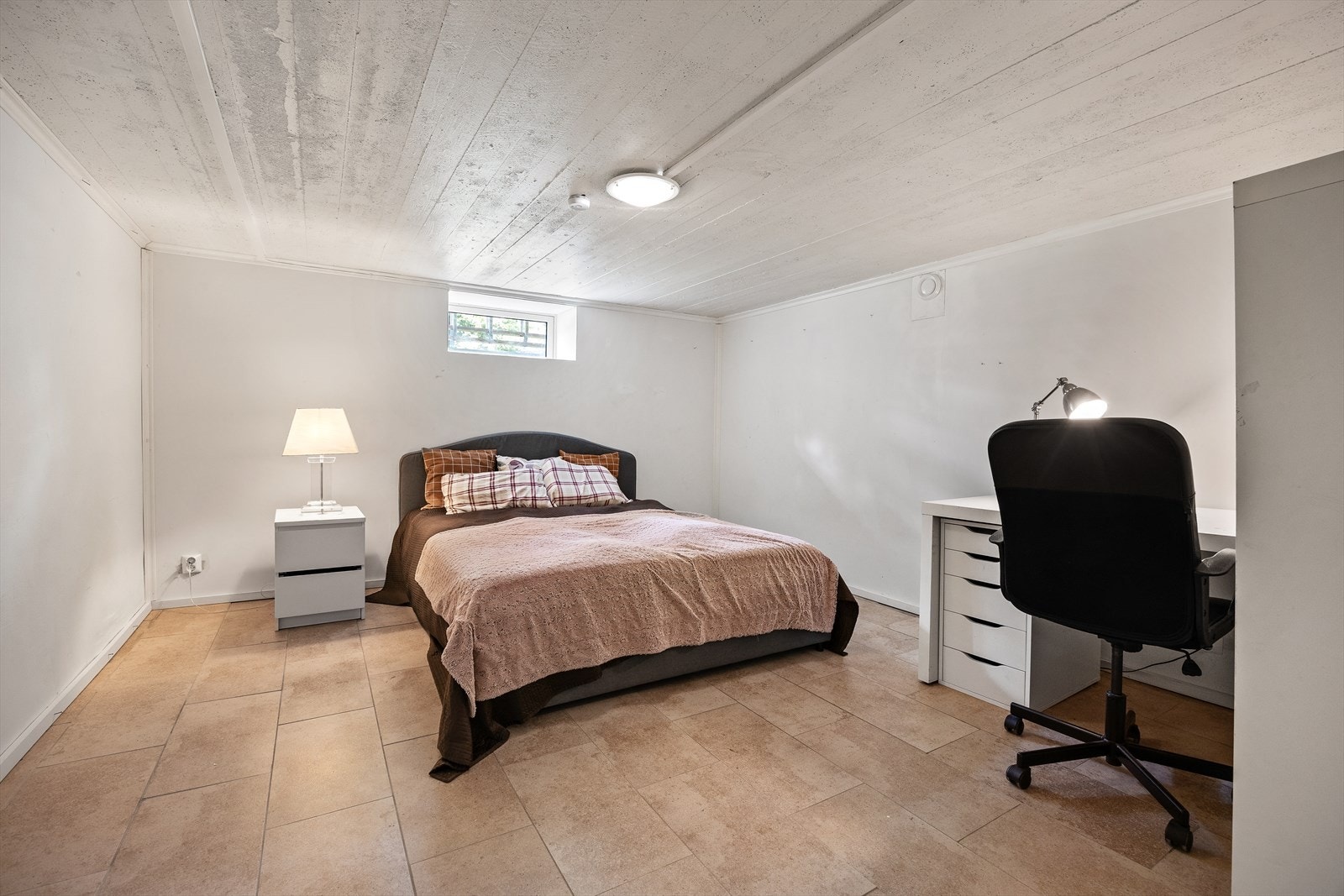 Disp. rom 2 har fliser på gulvet og brukes som soverom. Galleribilde