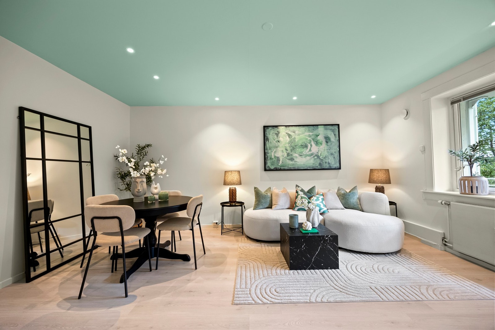 Stuen har plass til sofa- og medieløsninger samt eget spisebord. Galleribilde