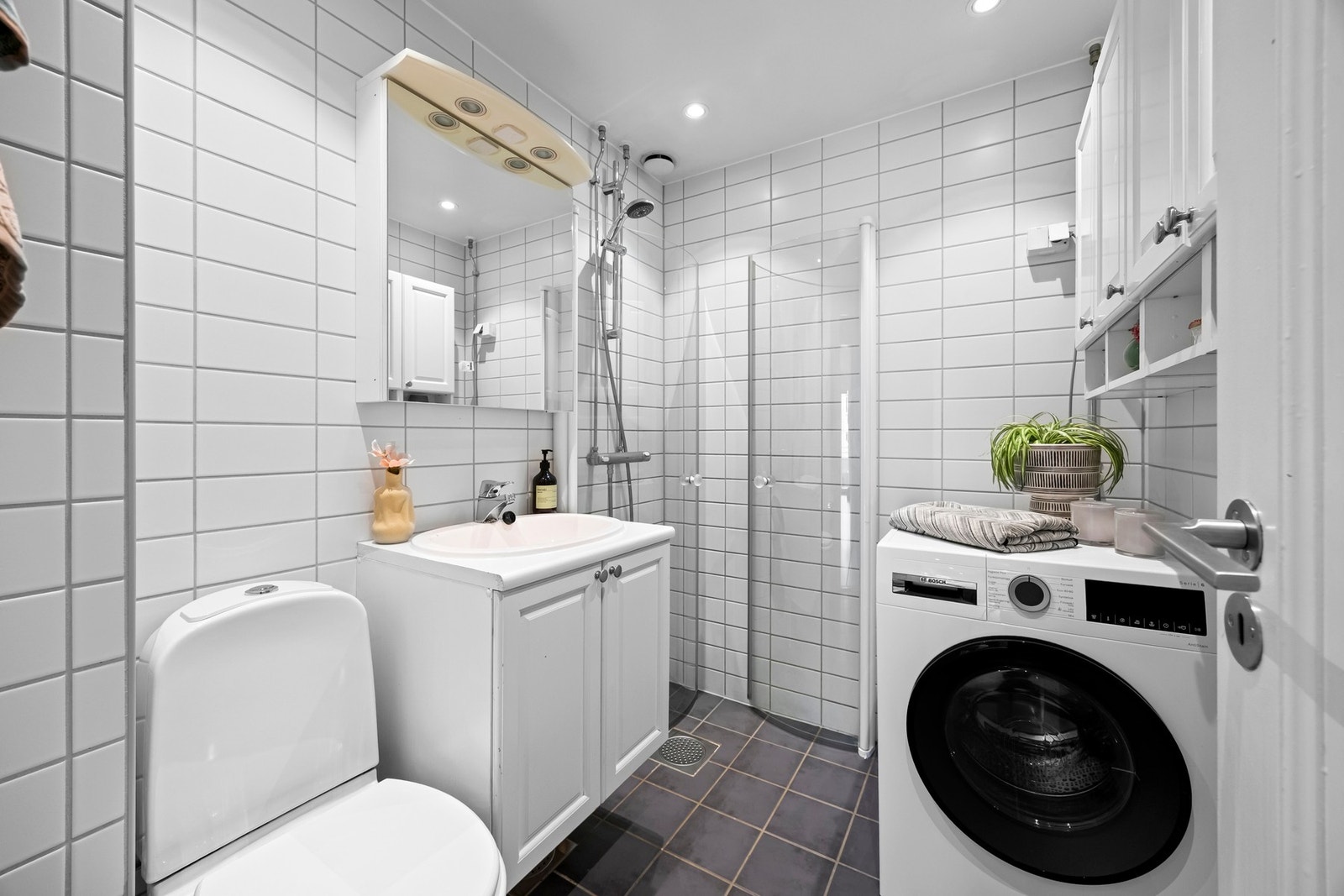 Termostatstyrt gulvvarm og medfølgende vaskemaskin. Galleribilde