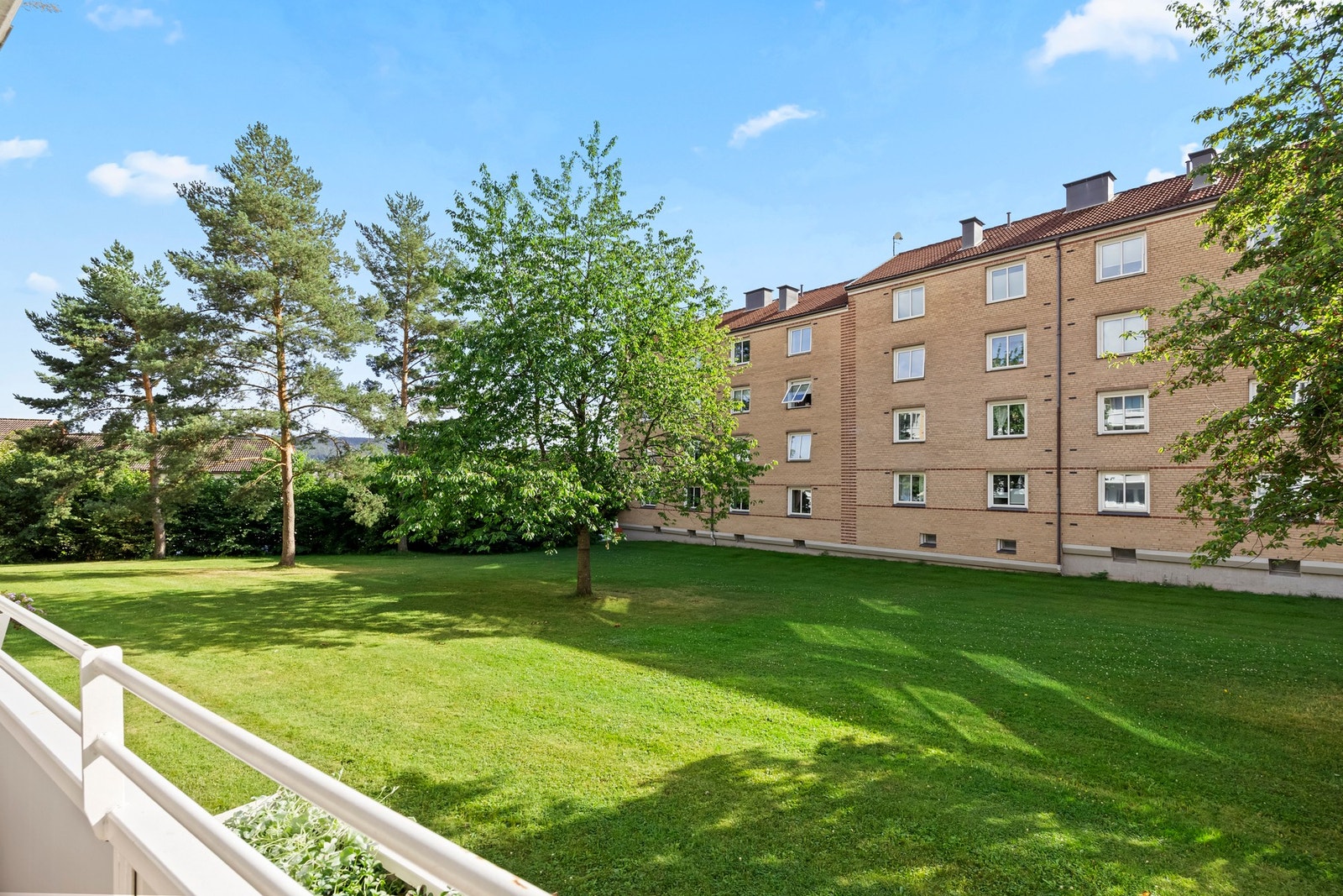 Hyggelig utsyn over nabolaget fra balkong. Galleribilde