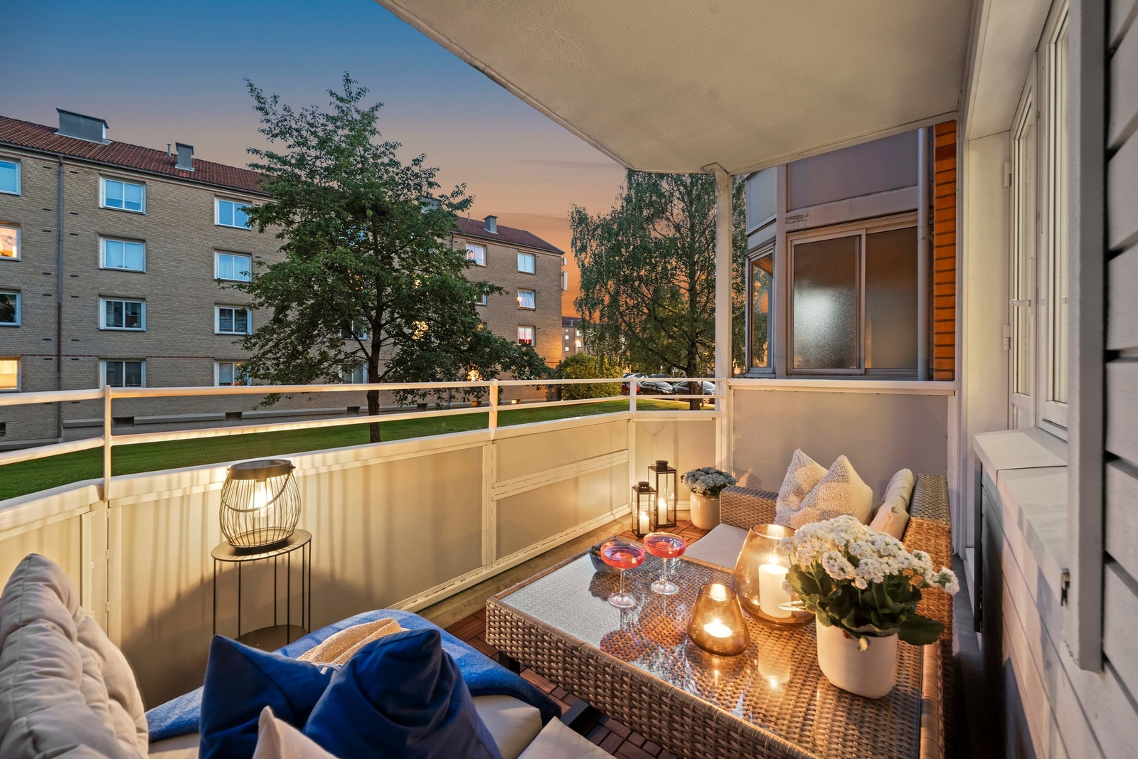 Balkongen er opparbeidet med tremmefliser i tre, lagt i 2025. Galleribilde