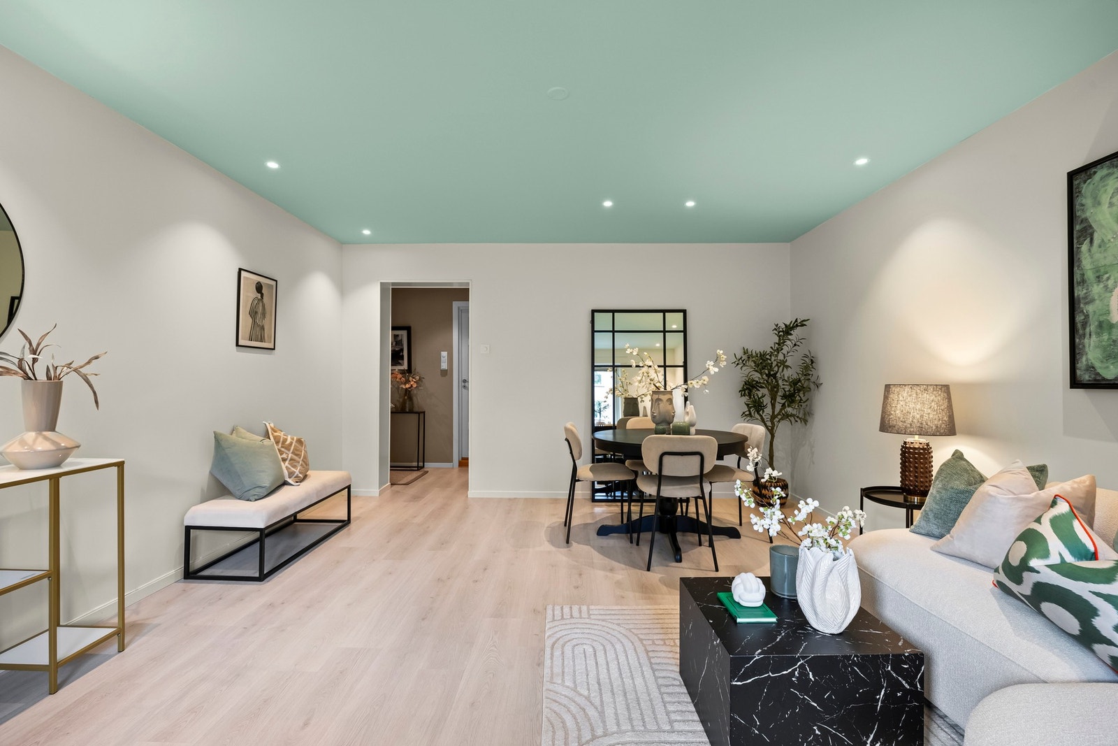 Gulvet er belagt med laminat som er slitesterkt og enkelt å vedlikeholde. Galleribilde