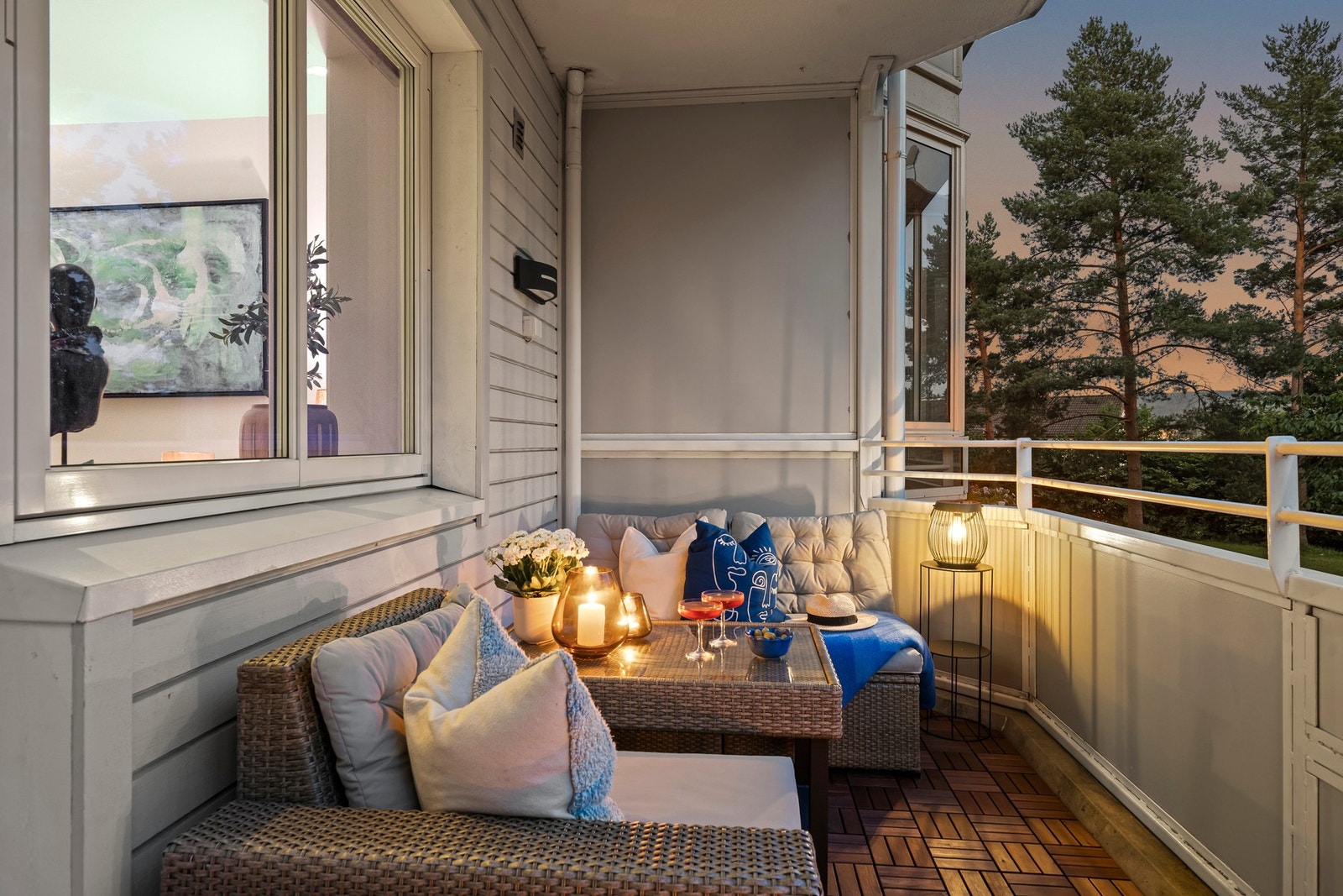 Stikkontakt og lysarmatur på vegg. Galleribilde