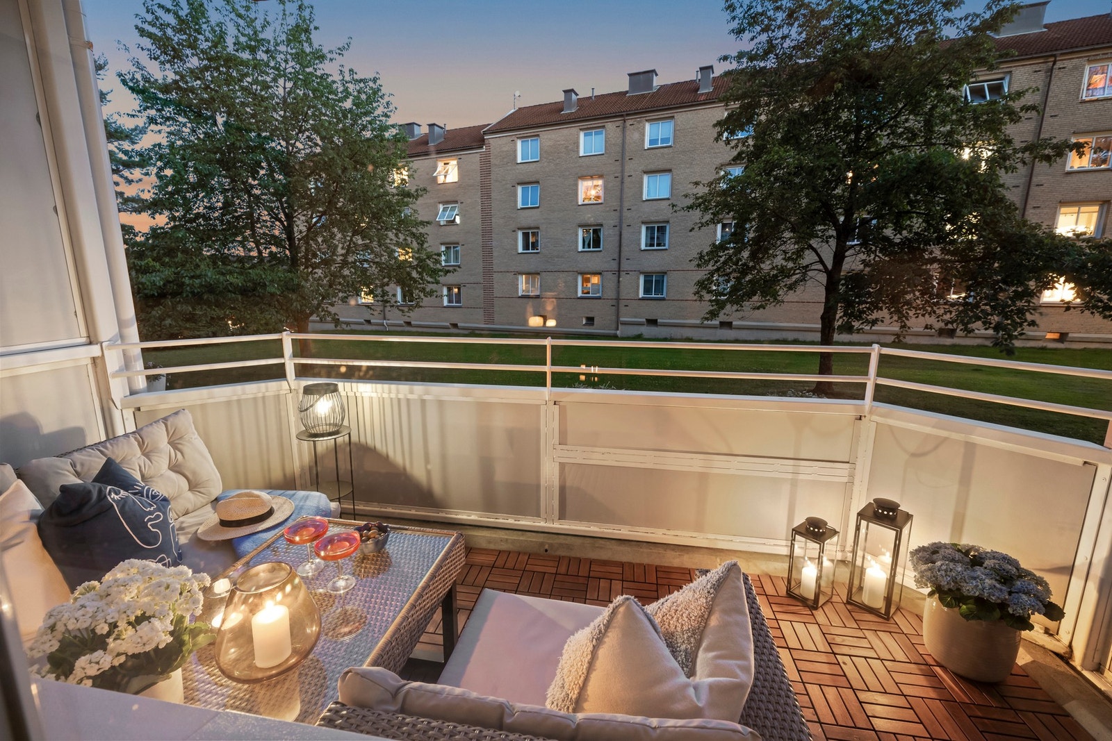 Nyt stillheten med noe godt i glasset i solrike omgivelser. Galleribilde