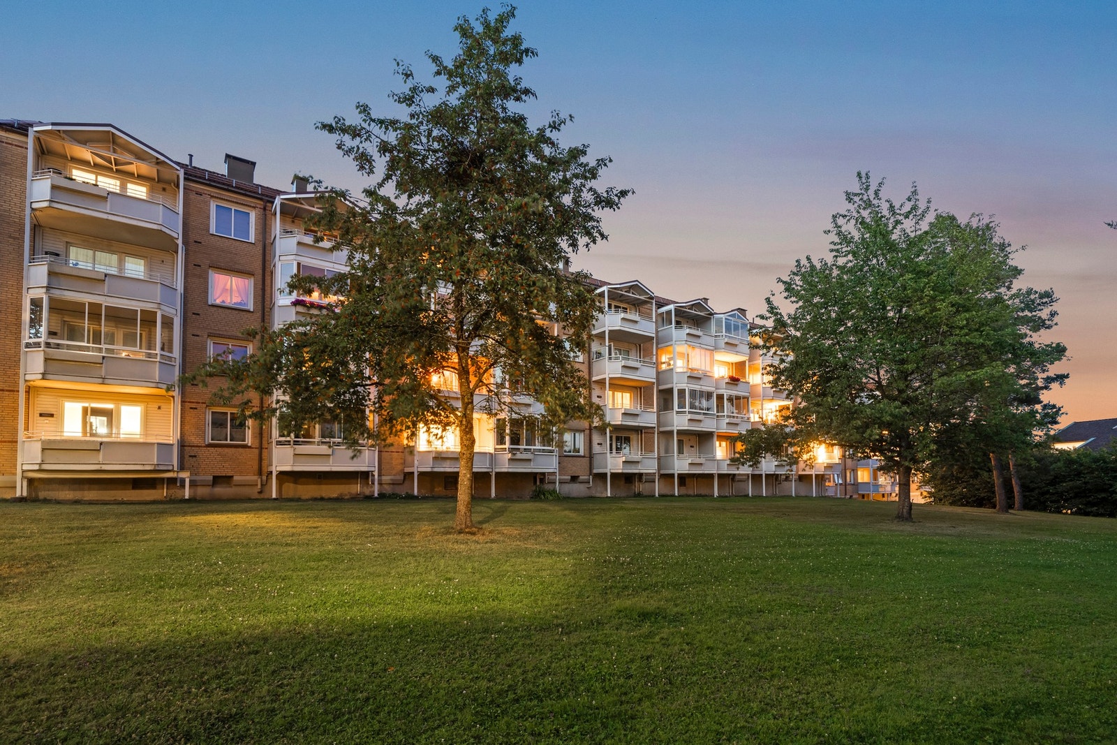 Leiligheten ligger i en høy 1. etasje. Galleribilde