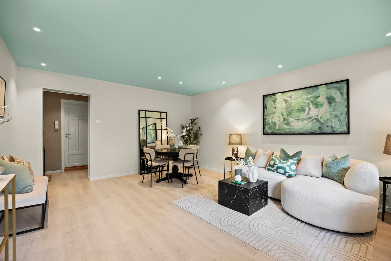 Kabel-tv og internett er inkludert i fellesutgiftene. Galleribilde