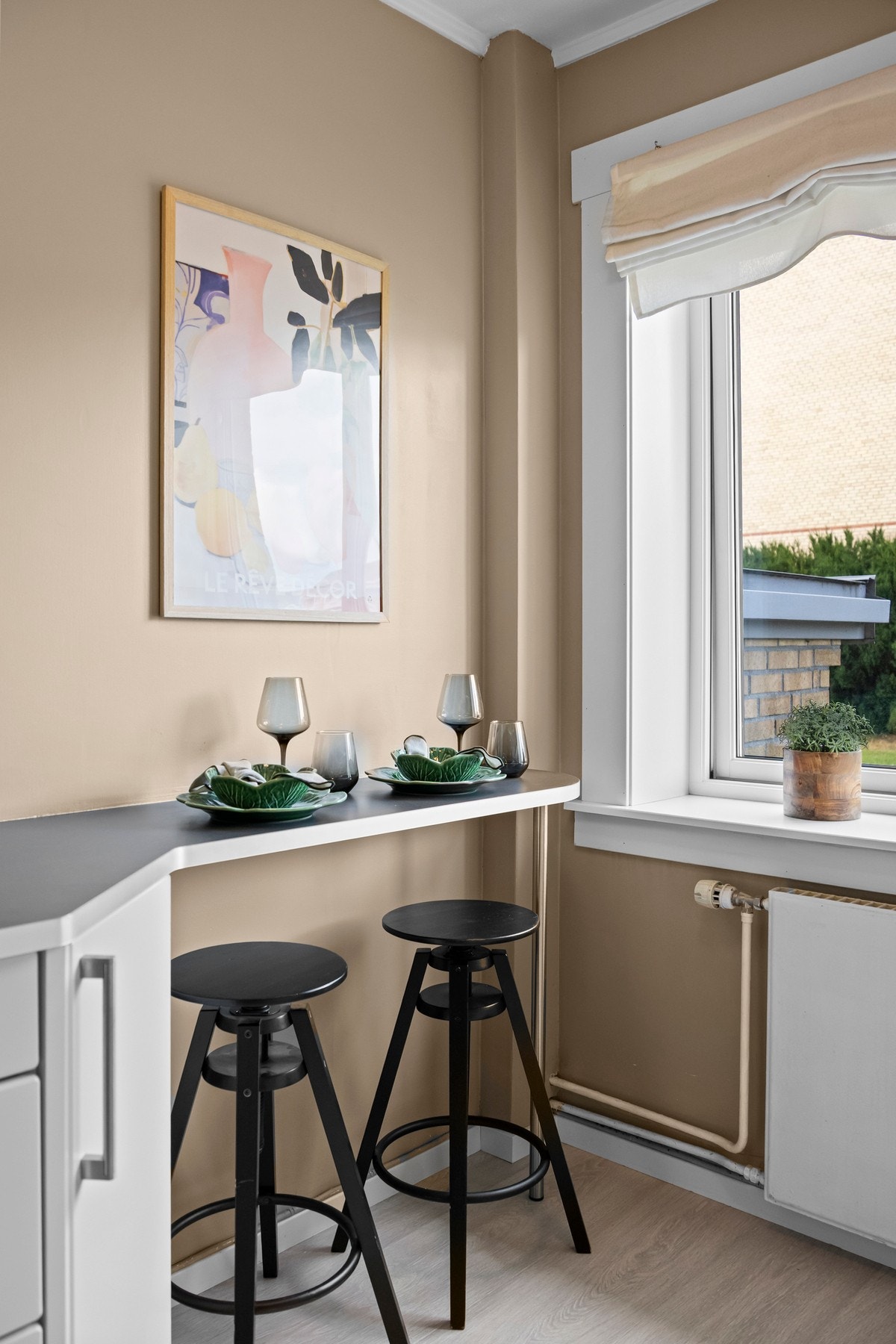 Praktisk barløsning ved vinduet. Galleribilde