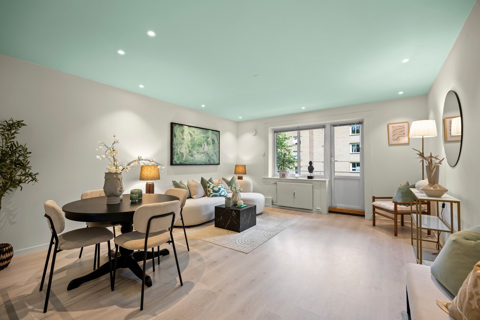 Takhøyden på 2,42 meter gir en romslig følelse. Galleribilde