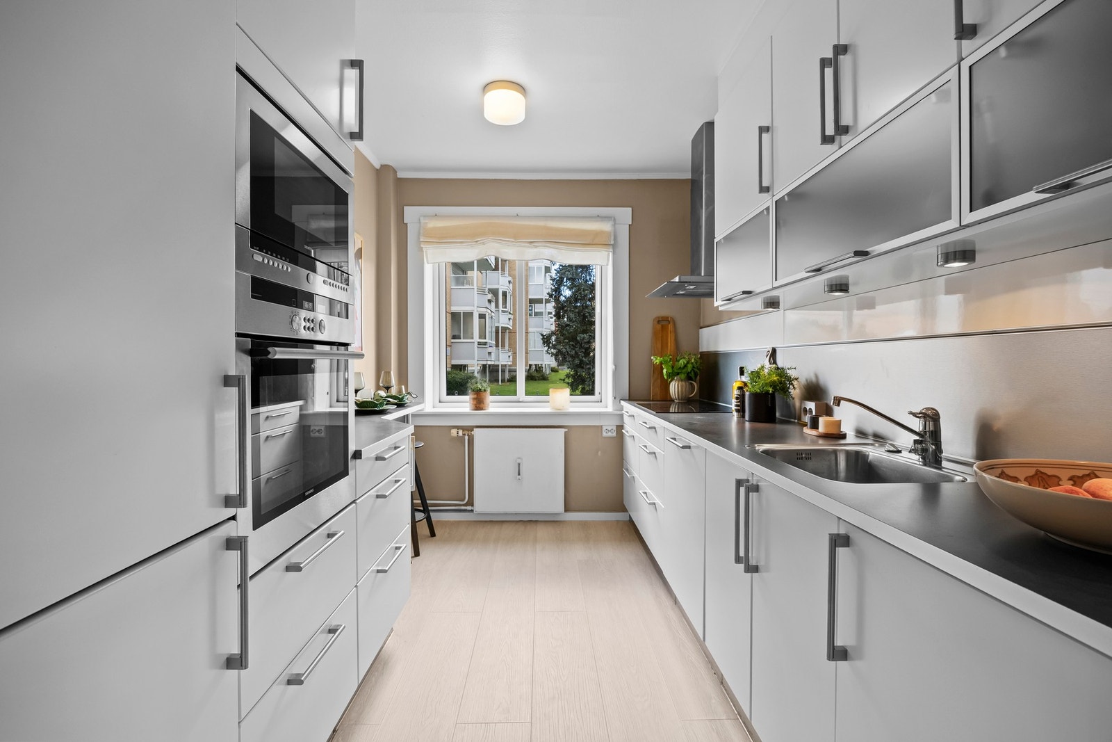 Kjøkkenet har en moderne innredning. Galleribilde